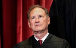 Alito cuestiona bloqueo de la Corte Suprema a deportación de pandilleros venezolanos