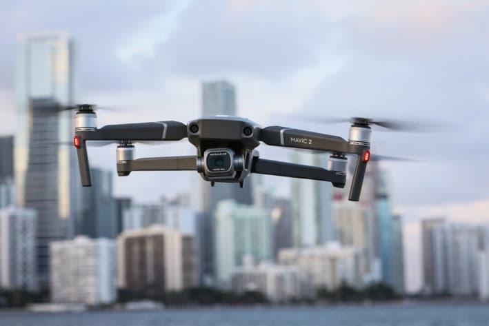 Un dron DJI Mavic 2 Pro, fabricado en China, sobrevuela Miami, el 15 de diciembre de 2021. Agentes federales alegan que Yinpiao Zhou, de China, utilizó un dron similar para sobrevolar el espacio aéreo de seguridad nacional sobre la Base de la Fuerza Espacial Vandenberg, en California, el 30 de noviembre de 2024. (Joe Raedle/Getty Images)