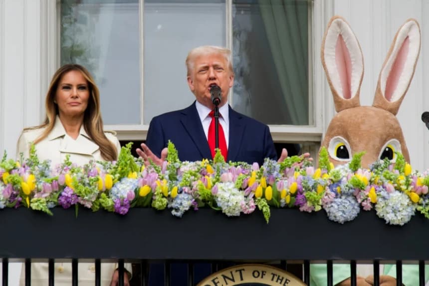 El presidente Donald Trump y la primera dama Melania Trump organizan el Easter Egg Roll en la Casa Blanca en Washington el 21 de abril de 2025. (Travis Gillmore/The Epoch Times)