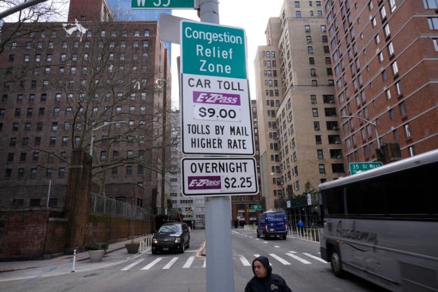 Secretario de Transporte amenaza con recortar fondos por peajes de Nueva York
