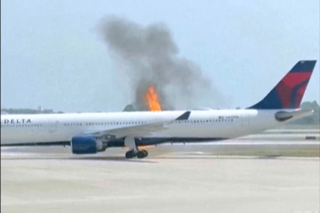 Las llamas se elevan desde un avión de Delta Air Lines en el Aeropuerto Internacional de Orlando, en Orlando, Florida, el 21 de abril de 2025. (Dylan Wallace vía AP)