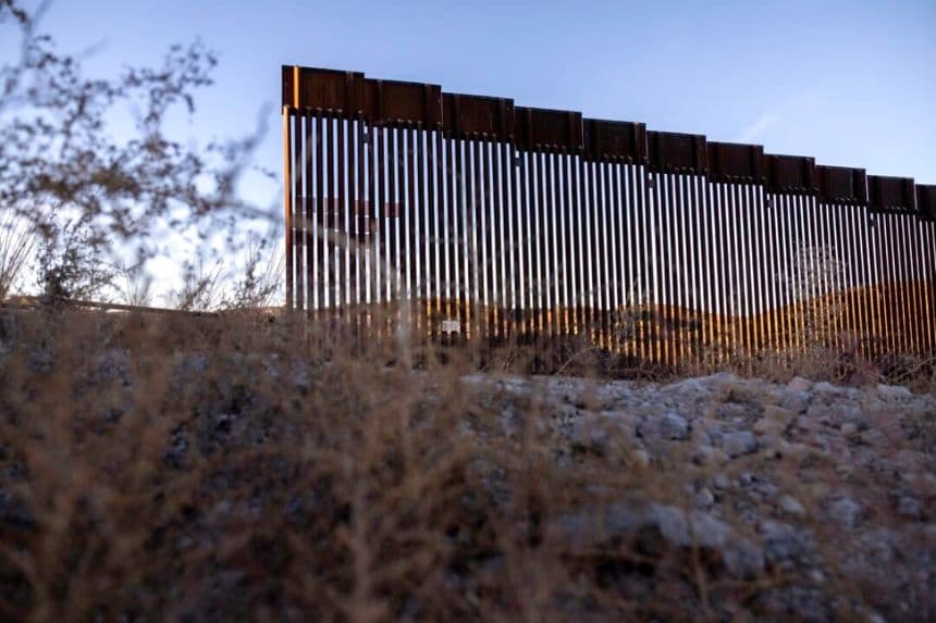 La valla fronteriza entre Estados Unidos y México termina con una brecha, al este de Sasabe, Arizona, el 20 de enero de 2025. (John Moore/Getty Images)