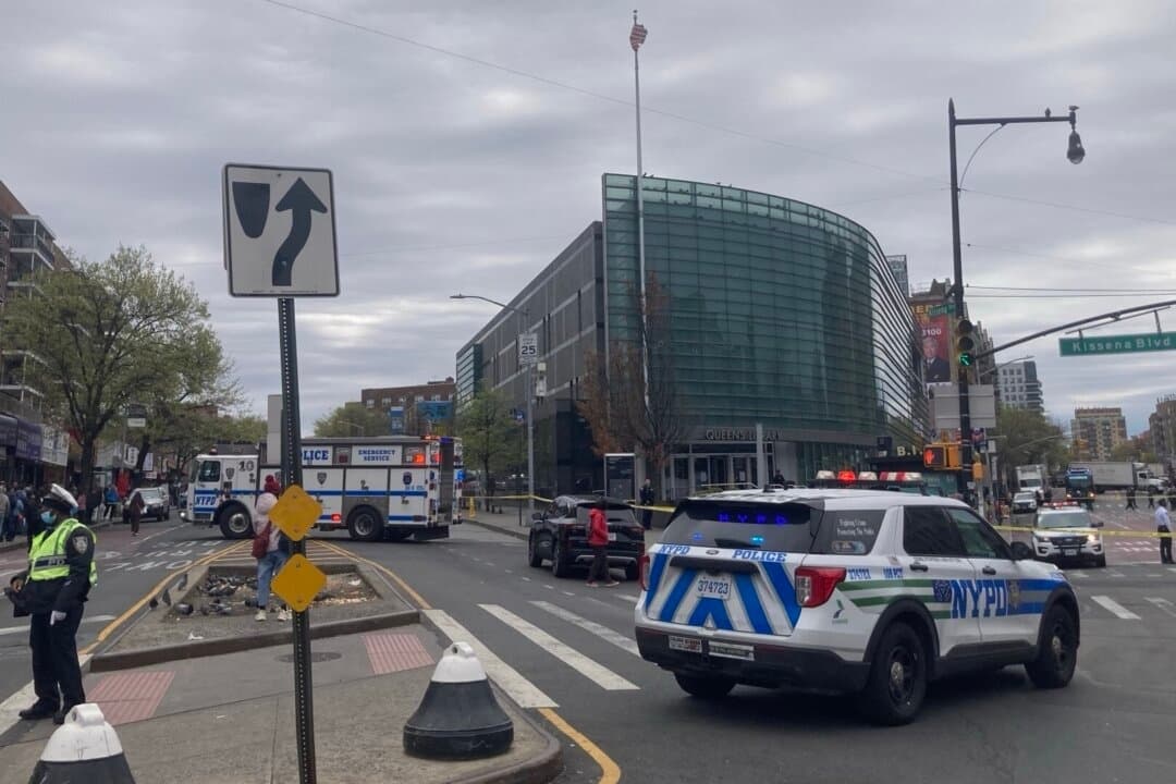 Patrullas policiales rodean la Biblioteca Pública de Queens en Flushing, Nueva York, el 21 de abril de 2025. (The Epoch Times)
