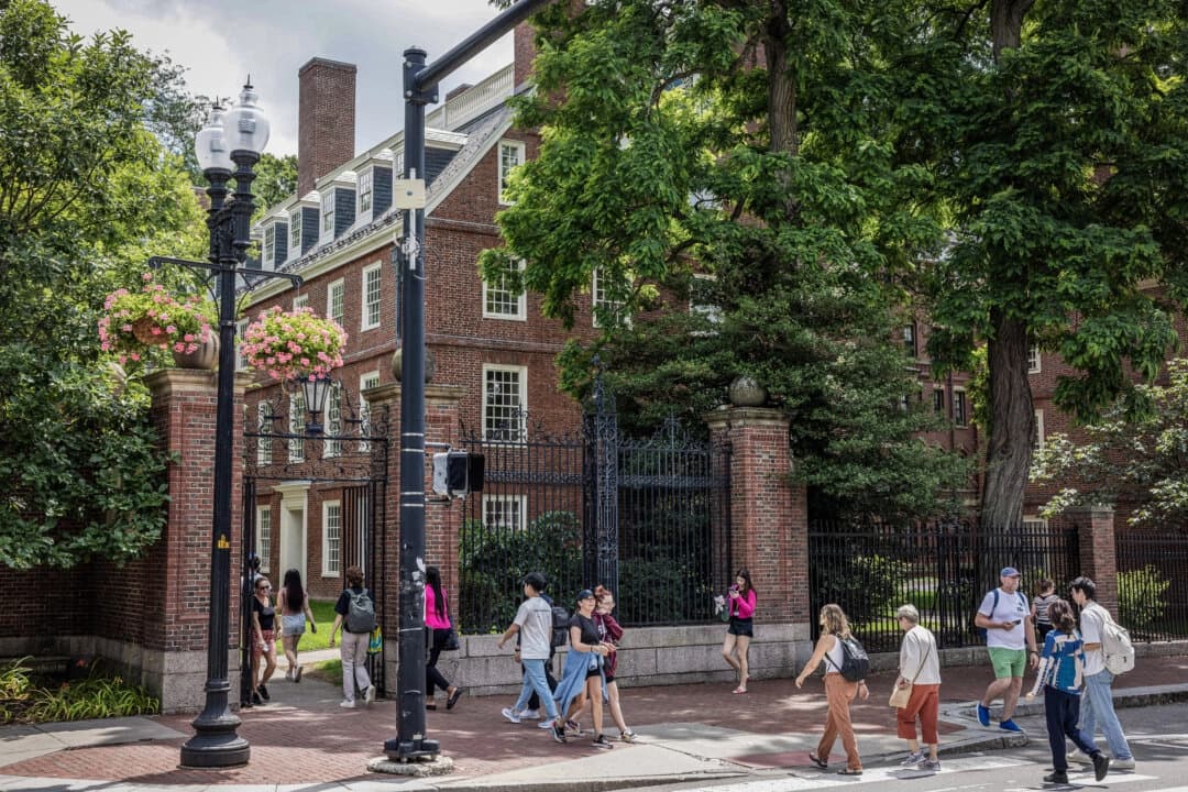 Personas atraviesan la puerta del Harvard Yard en el campus de la Universidad de Harvard en Cambridge, Massachusetts, el 29 de junio de 2023. (Scott Eisen/Getty Images).