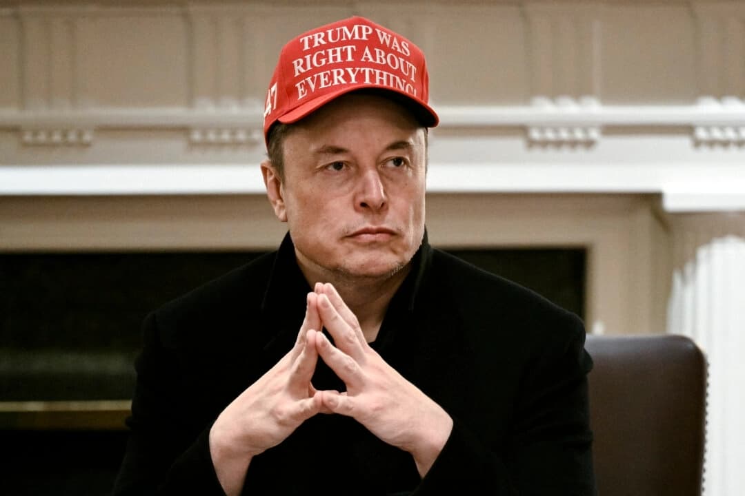 Elon Musk observa durante una reunión del Gabinete organizada por el presidente Donald Trump en la Sala del Gabinete de la Casa Blanca en Washington el 24 de marzo de 2025. (Brendan Smialowski/AFP a través de Getty Images)