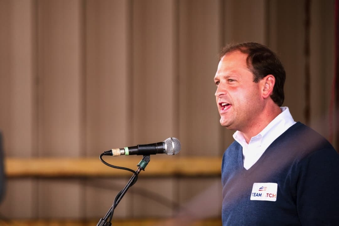 El representante estadounidense Andy Barr (R-Ky.) habla con la prensa durante una parada de la campaña del líder de la mayoría del Senado Mitch McConnell (R-Ky.) en Lawrenceburg, Kentucky, el 28 de octubre de 2020. (Jon Cherry/Getty Images)