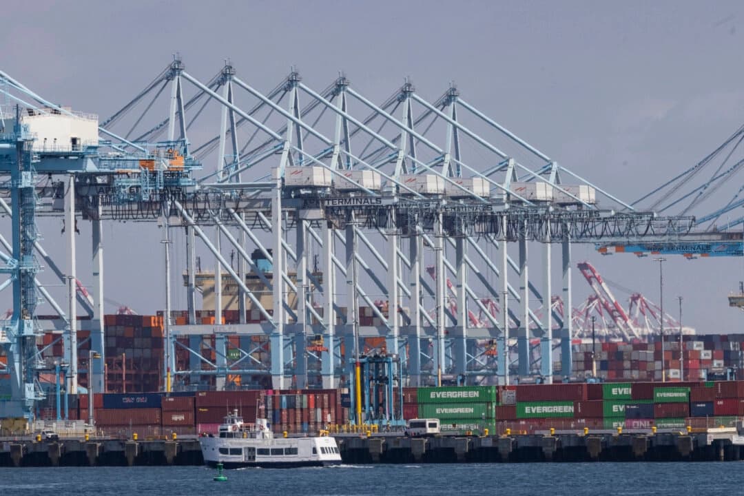 Puerto de Los Ángeles advierte sobre posible caída del 35 % en carga por impacto de nuevos aranceles