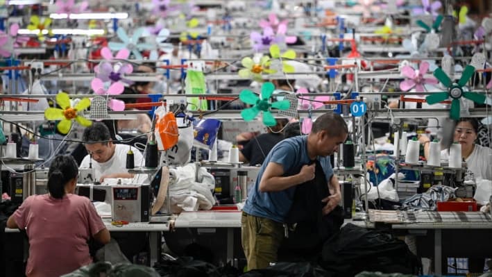 Trabajadores producen prendas en una fábrica textil que abastece a la empresa de comercio electrónico de moda rápida Shein, en Cantón, provincia de Guangdong, China, el 11 de junio de 2024. En abril, el presidente Donald Trump firmó una orden ejecutiva que puso fin a las exenciones arancelarias mínimas para productos de China y Hong Kong; la orden entrará en vigencia a partir del 2 de mayo. (Jade Gao/AFP vía Getty Images)