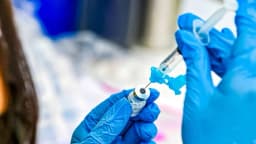 Estudio: Vacunados con Pfizer contra COVID-19 tuvieron mayor mortalidad que los vacunados con Moderna