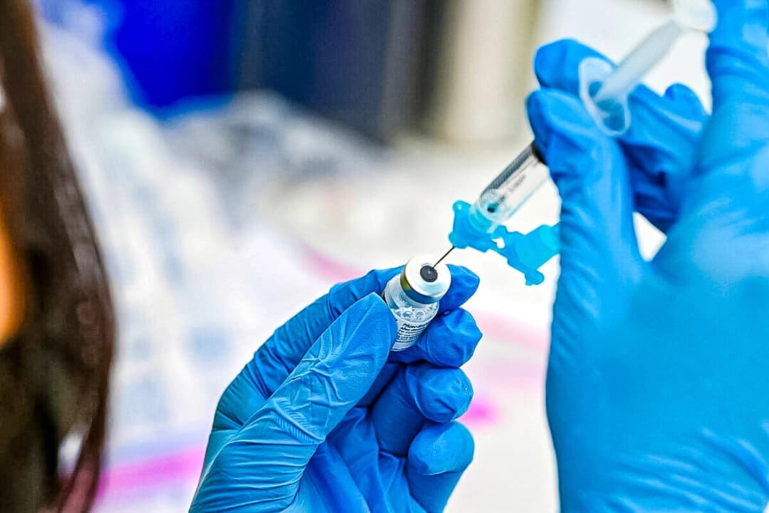 Un trabajador de la salud llena una jeringa con la vacuna contra COVID-19 de Pfizer, en esta imagen de archivo. (Robyn Beck/AFP a través de Getty Images).