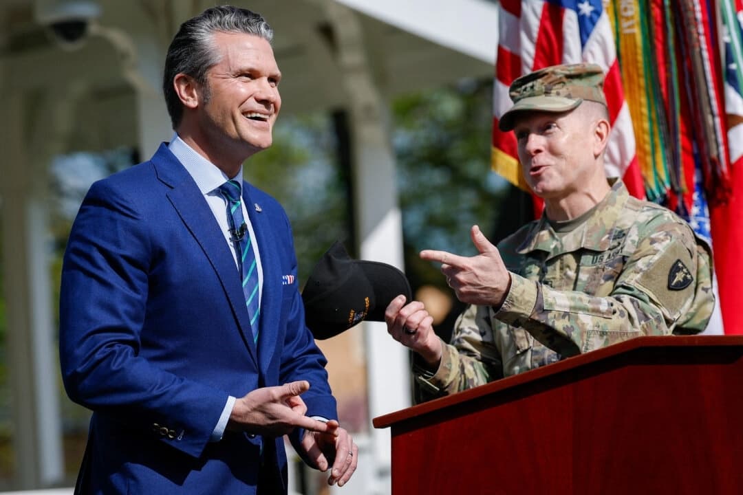 El secretario de Defensa, Pete Hegseth (izquierda), junto al comandante del Colegio de Guerra del Ejército, el general de división David Hill (derecha), mientras pronuncia unas palabras ante los estudiantes, el profesorado y el personal del Colegio de Guerra del Ejército de los Estados Unidos en Carlisle, Pensilvania, el 23 de abril de 2025. (Kevin Dietsch/Getty Images)