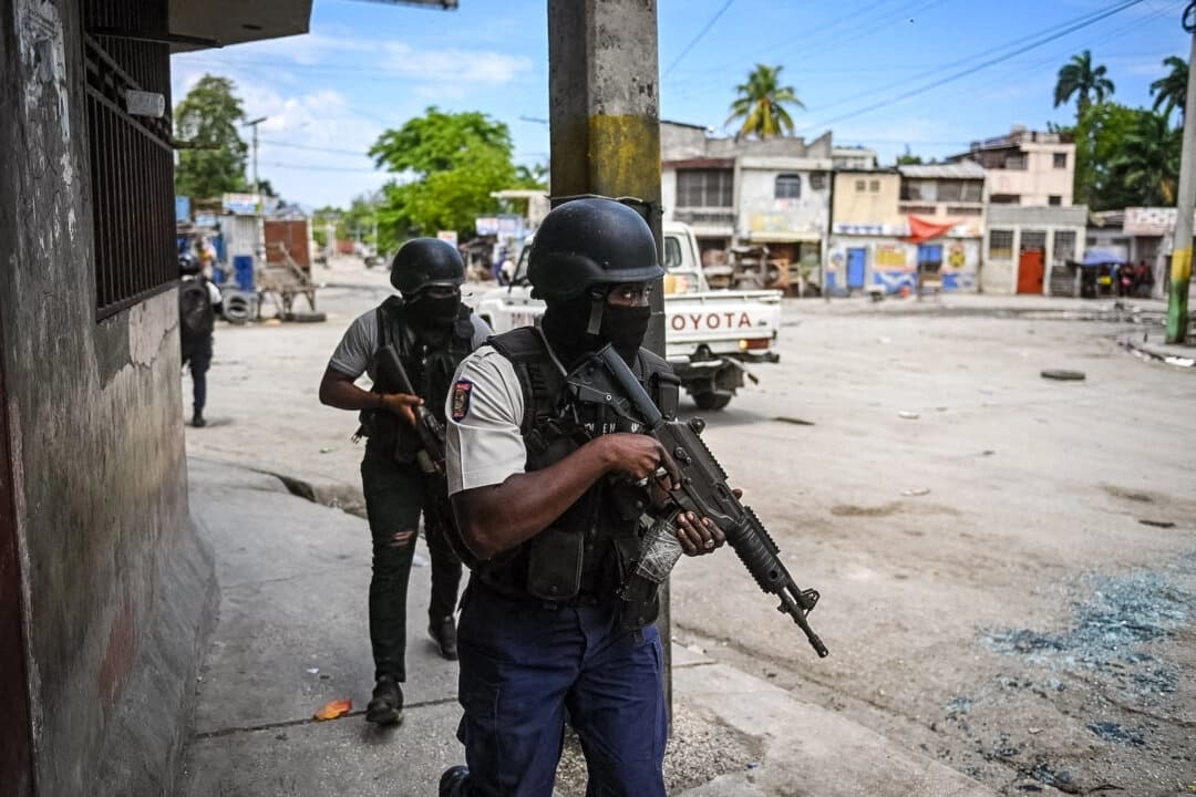 Agentes de policía patrullan un barrio en medio de la violencia relacionada con las bandas en el centro de Puerto Príncipe, Haití, el 25 de abril de 2023. (Richard Pierrin/AFP a través de Getty Images)