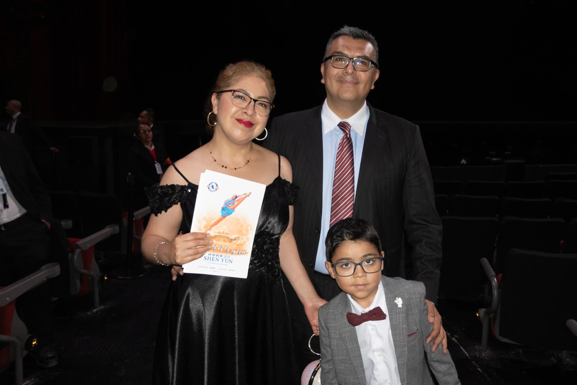 El Secretario de Servicios Parlamentarios de la Cámara de Diputados de México Hugo Rojas, su esposa Jean y su hijo asisten al espectáculo Shen Yun en el Auditorio Nacional de la Ciudad de México. (The Epoch Times)
