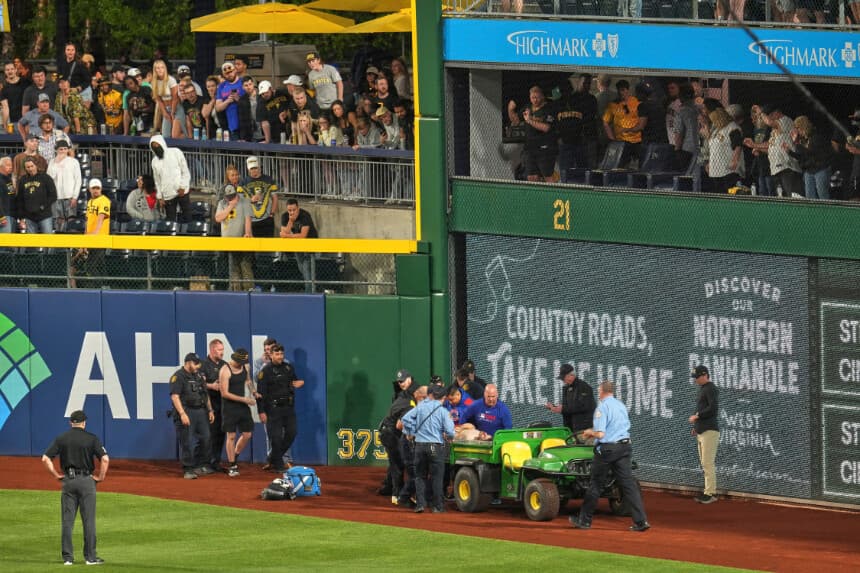 Consciente, joven que cayó desde muro de 6 metros a la zona de advertencia en juego de los Pirates