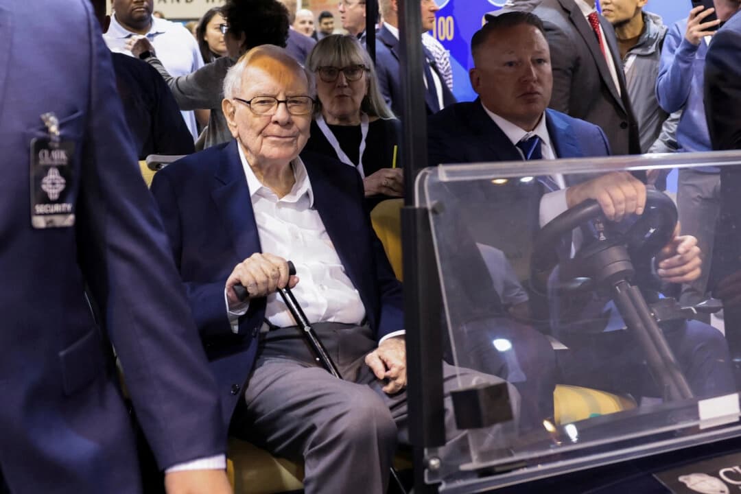 Warren Buffett seguirá como presidente de Berkshire tras asumir Greg Abel como CEO