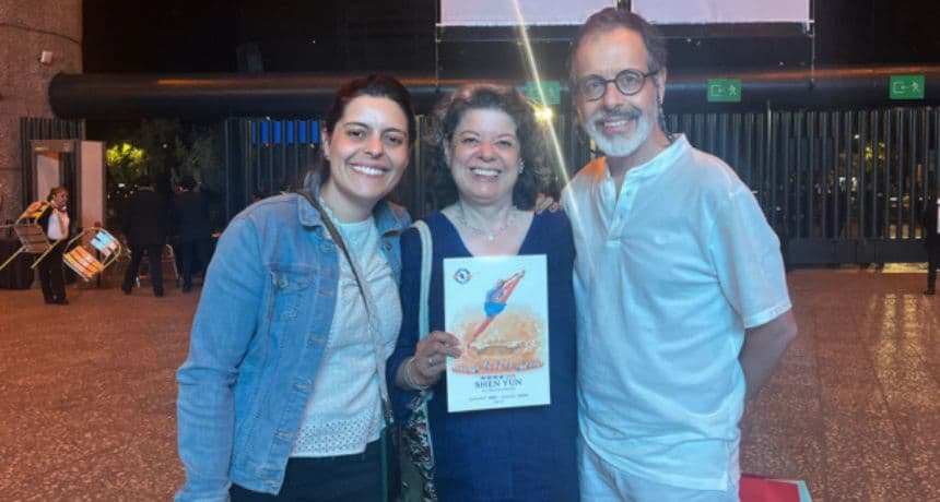 La fiscal colombiana Ana María Muñoz (Centro), junto con su esposo, Rafael Cubillos, y su hija, Daniela Cubillos Muñoz, disfrutaron de la última función de Shen Yun en el Auditorio Nacional de la Ciudad de México, la noche del 4 de mayo de 2025. (Fang Yuan/The Epoch Times)
