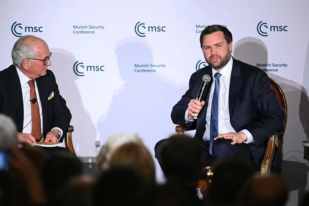 El vicepresidente de EE. UU., JD Vance, y Wolfgang Ischinger, presidente del Consejo de la Fundación, participan en un debate en la reunión de líderes de Múnich organizada por la Conferencia de Seguridad de Múnich en el Hotel Willard de Washington, el 7 de mayo de 2025. (Mandel Ngan/AFP a través de Getty Images)