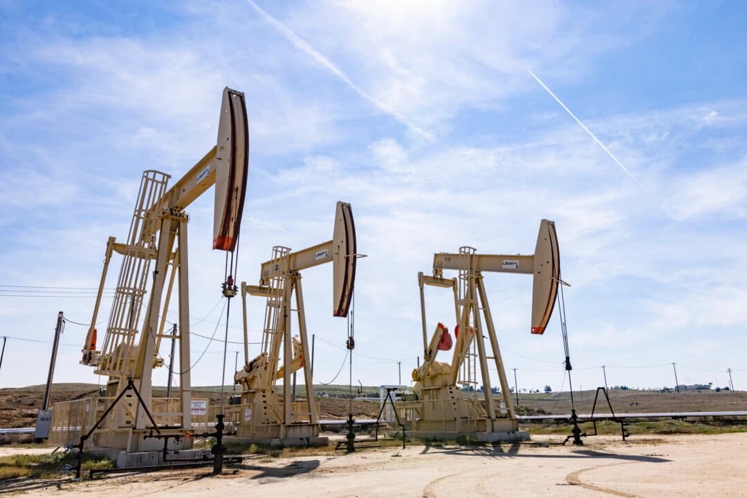 Las bombas de petróleo funcionan de forma sincronizada en las afueras de Bakersfield, California, el 21 de marzo de 2025. (John Fredricks/The Epoch Times).