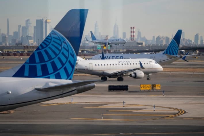 Aviones de United Airlines en el Aeropuerto Internacional Newark Liberty de Nueva Jersey, el 27 de noviembre de 2024. (Vincent Alban/Reuters)