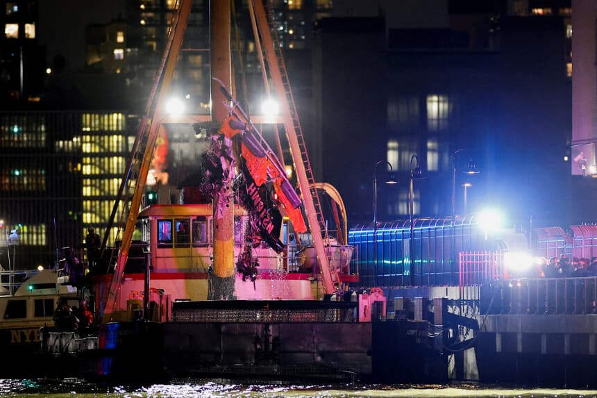 Personal de emergencia trabaja en el lugar del accidente de un helicóptero en el río Hudson, cerca del bajo Manhattan, en Nueva York, visto desde Newport, Nueva Jersey, el 10 de abril de 2025. (Eduardo Muñoz/Reuters).
