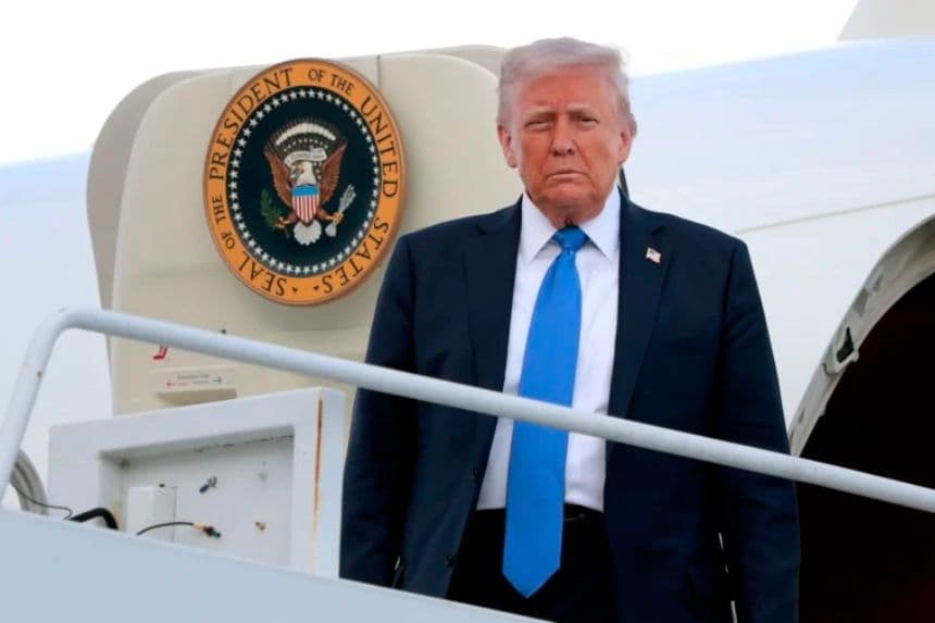 El presidente Donald Trump desciende del Air Force One en el Aeropuerto Nacional de Tuscaloosa en Tuscaloosa, Alabama, el 1 de mayo de 2025. (Anna Moneymaker/Getty Images)