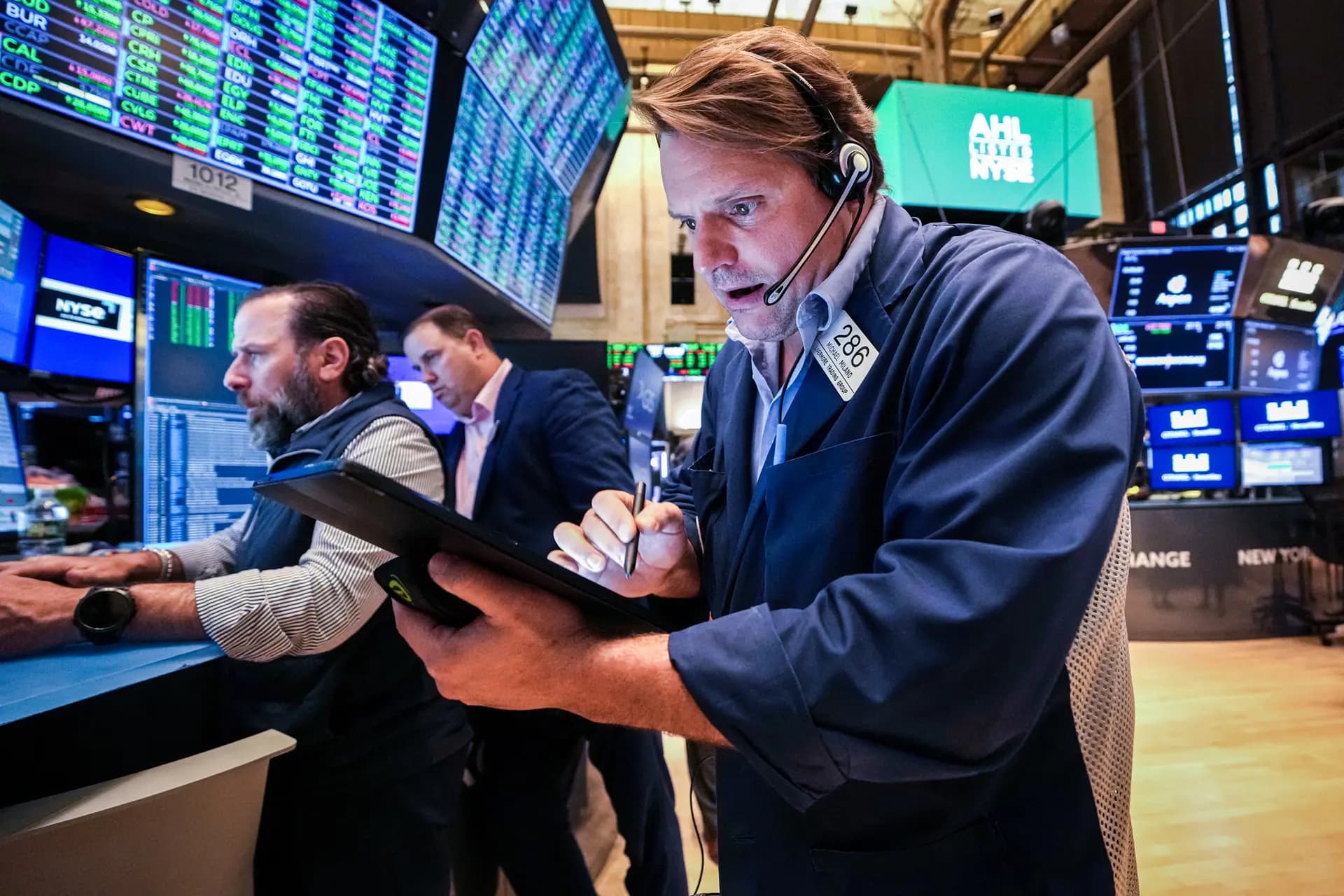 Operadores trabajan en la campana de apertura de la Bolsa de Nueva York el 8 de mayo de 2025. (Timothy A. Clary/AFP a través de Getty Images)