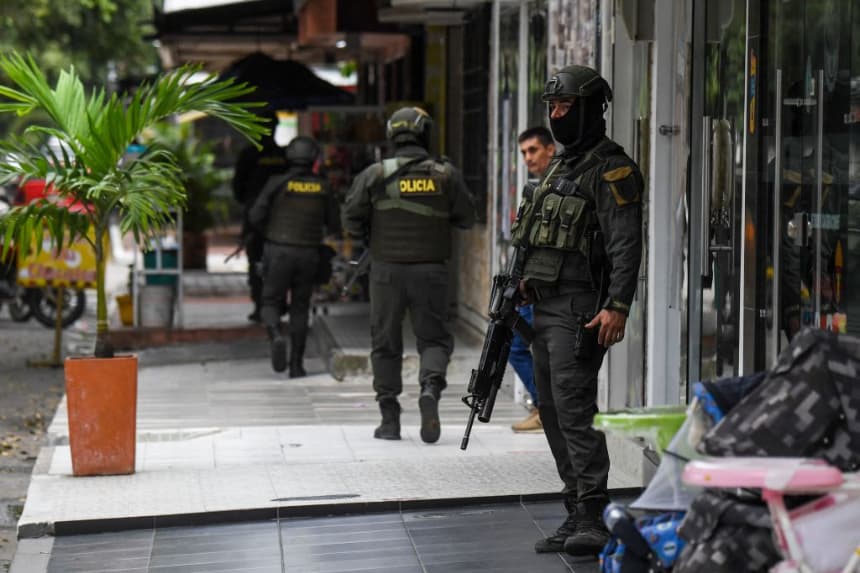 Miembros de la policía nacional de Colombia patrullan las calles de Savarena, Arauca, Colombia, cerca de la frontera con Venezuela el 23 de enero de 2022. (Juan Barreto/AFP vía Getty Images)