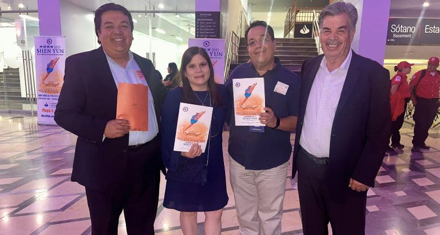 Familia mexicana después de asistir a la segunda presentación de Shen Yun en el Conjunto Santander de Artes Escénicas, en la Universidad de Guadalajara, México. (Fang Yuan/The Epoch Times)