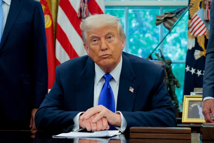 El presidente Donald Trump responde a las preguntas de los periodistas en el Despacho Oval, el 5 de mayo de 2025. (Anna Moneymaker/Getty Images).