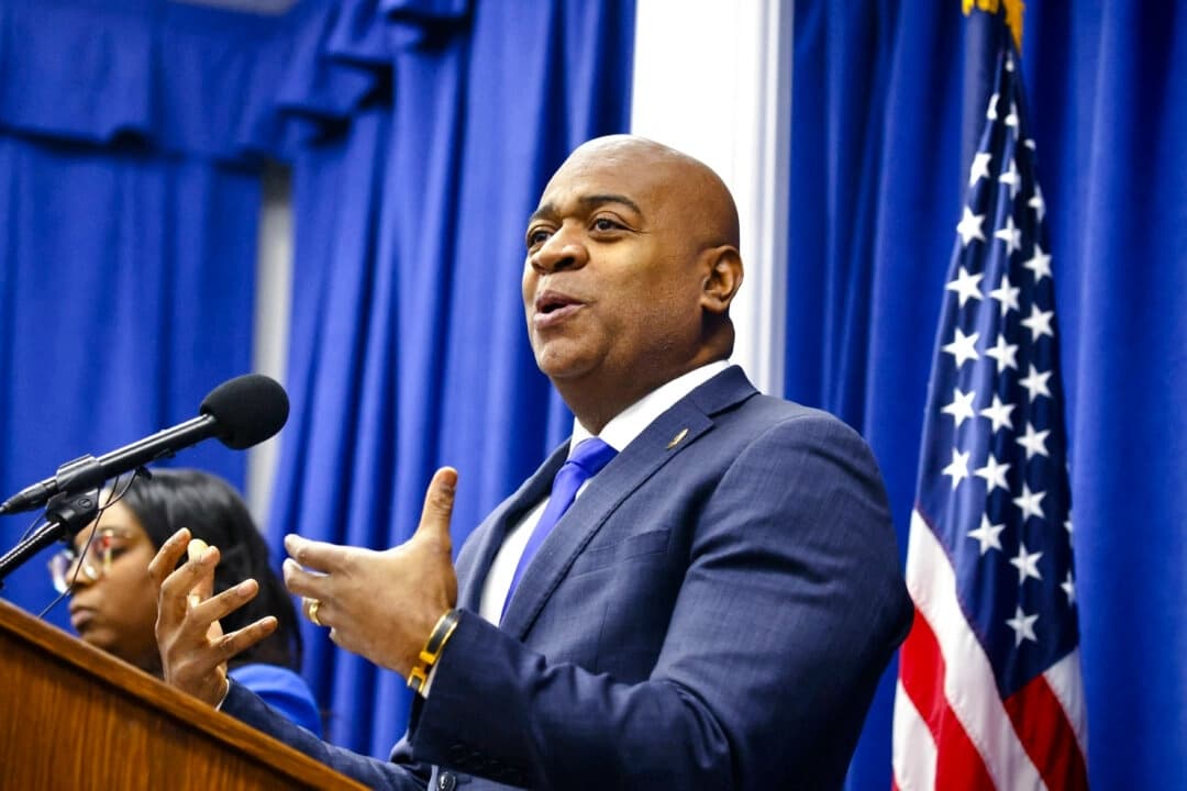 Baraka habla con la prensa el 24 de enero de 2025. (Kena Betancur / AFP vía Getty Images)