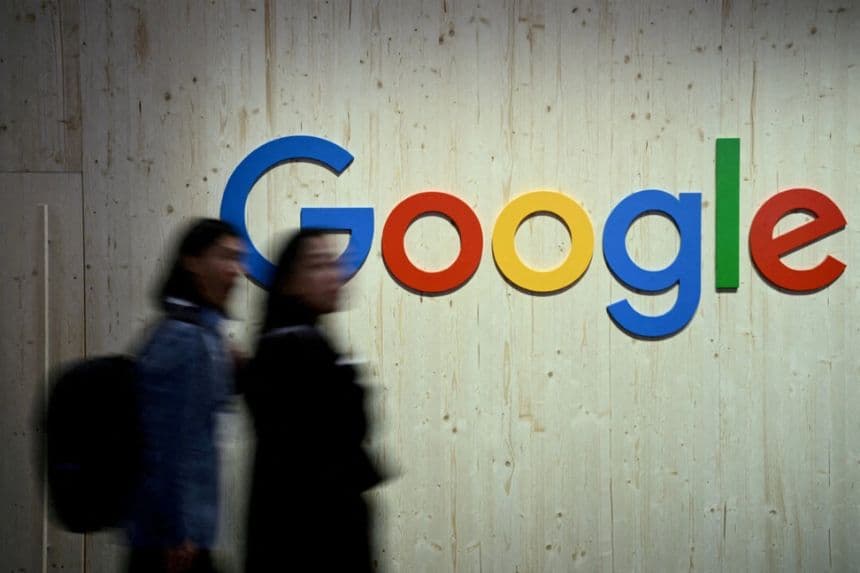 Un grupo de personas camina junto a un logotipo de Google durante una feria comercial en Hannover Messe, en Hannover, Alemania, el 22 de abril de 2024. (Annegret Hilse/Reuters)