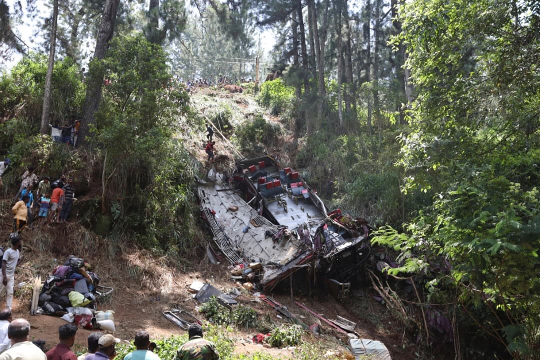 Trágico accidente vial en Sri Lanka deja 21 muertos y 35 heridos al caer autobús por acantilado