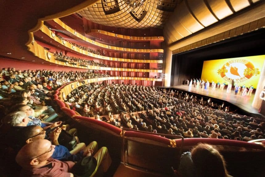 El público de Shen Yun Performing Arts durante la apertura del telón en el teatro David H. Koch del Lincoln Center de Nueva York el 29 de marzo de 2025. (Larry Dye/The Epoch Times)