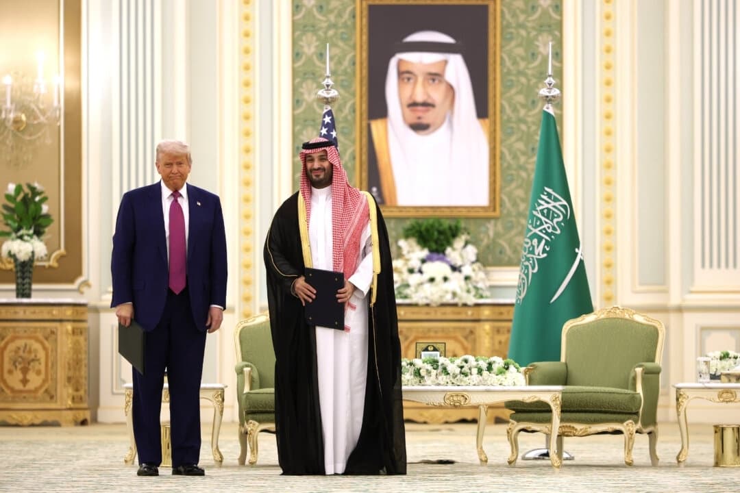 El presidente de Estados Unidos, Donald J. Trump (izquierda), y el príncipe heredero saudí Mohammed bin Salman en una ceremonia de firma en la Corte Real Saudí en Riad, Arabia Saudí, el 13 de mayo de 2025. (Win McNamee/Getty Images)