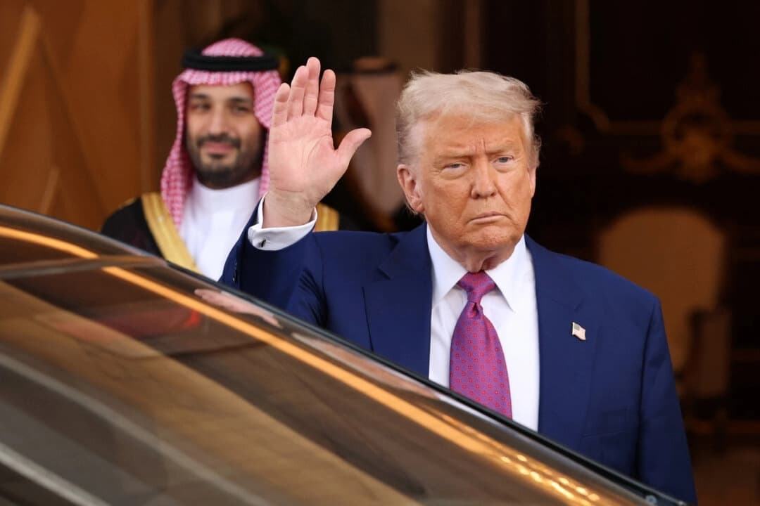 El presidente Donald Trump abandona la Corte Real Saudí junto al príncipe heredero Mohammed bin Salman en Riad, Arabia Saudí, el 13 de mayo de 2025. (Win McNamee/Getty Images)