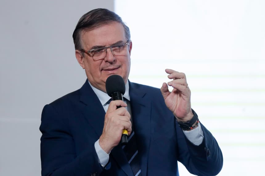 El secretario de Economía, Marcelo Ebrard, participa durante una rueda de prensa de la presidenta de México, Claudia Sheinbaum el 15 de mayo de 2025 en Palacio Nacional de la Ciudad de México, México. (EFE/ Isaac Esquivel)