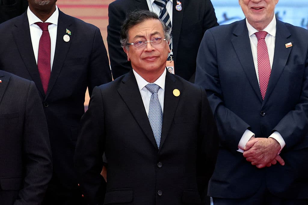 El presidente colombiano, Gustavo Petro, asiste a una sesión de fotos grupales antes de la ceremonia inaugural de la reunión ministerial del Foro China-CELAC en Beijing el 13 de mayo de 2025. (Florence Lo/POOL/AFP vía Getty Images)
