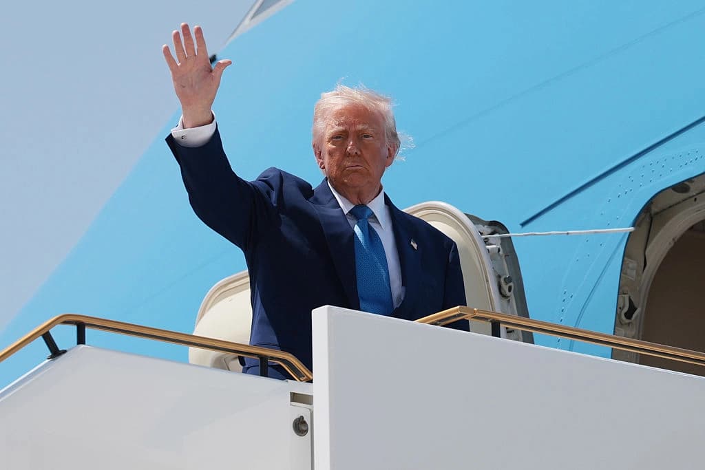 El presidente Donald Trump sube al Air Force One al salir del Aeropuerto Ejecutivo Al Bateen en Abu Dabi, Emiratos Árabes Unidos, el 15 de mayo de 2025. (Win McNamee/Getty Images)