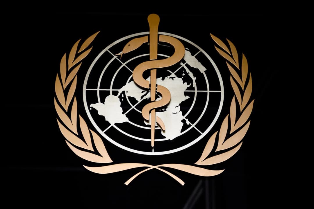 El logotipo de la Organización Mundial de la Salud (OMS) se ve en la entrada de su sede en Ginebra, Suiza, el 9 de marzo de 2020. (Fabrice Coffrini/AFP a través de Getty Images)