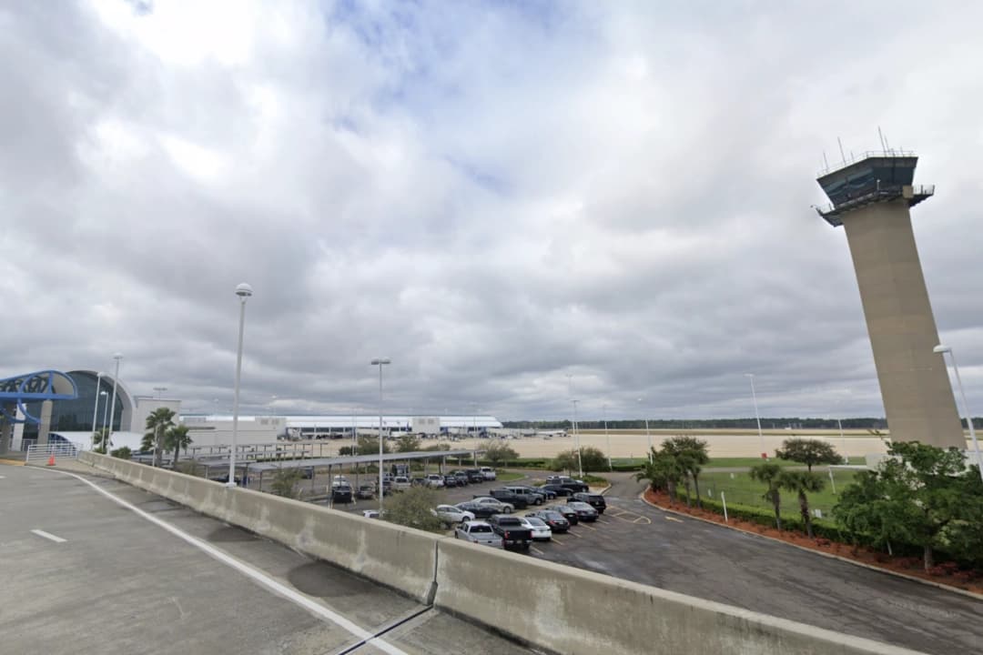 Aeropuerto de Florida cierra tras incendio en estacionamiento