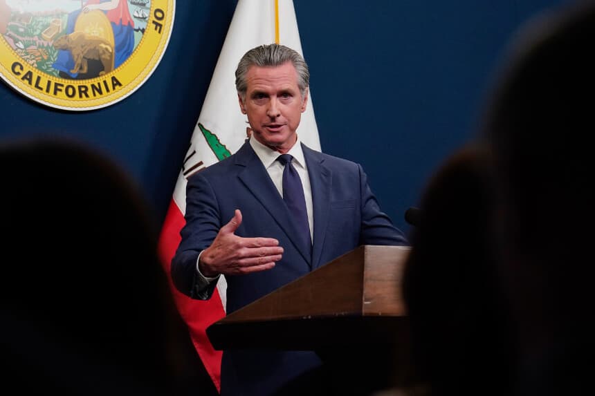 Newsom presenta presupuesto revisado con recortes ante déficit estatal de 12 mil millones de dólares