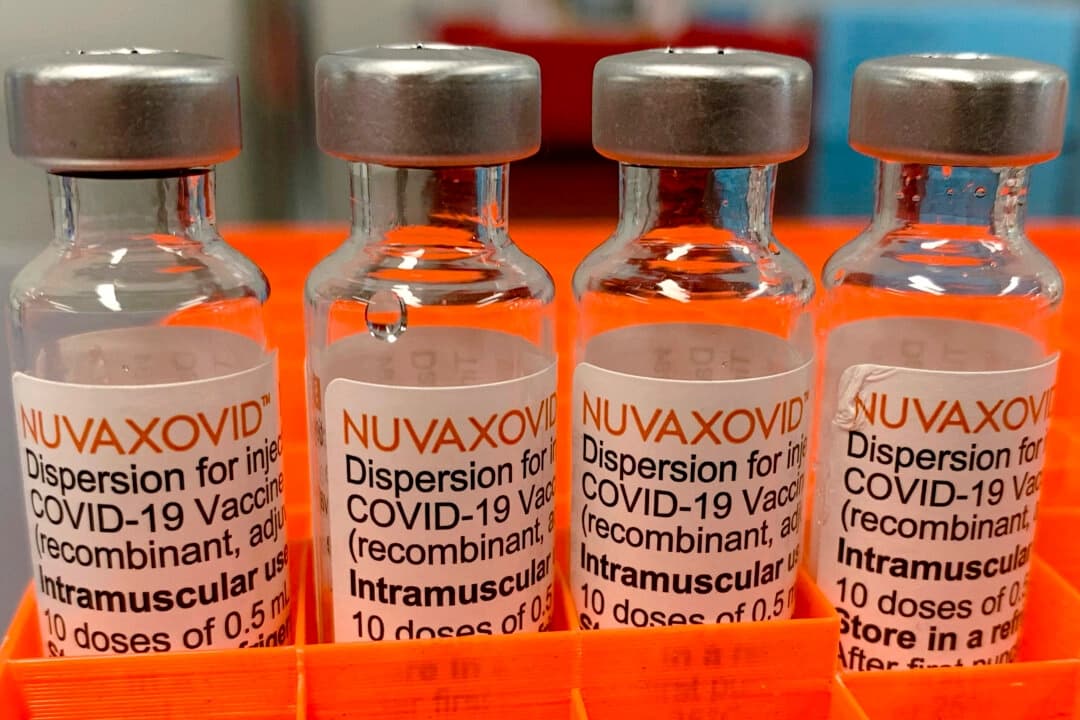Cuatro viales con la vacuna "Nuvaxovid" contra la COVID-19 de Novavax en Saarbrücken, Alemania, el 26 de febrero de 2022. (Frank Simon/Reuters)