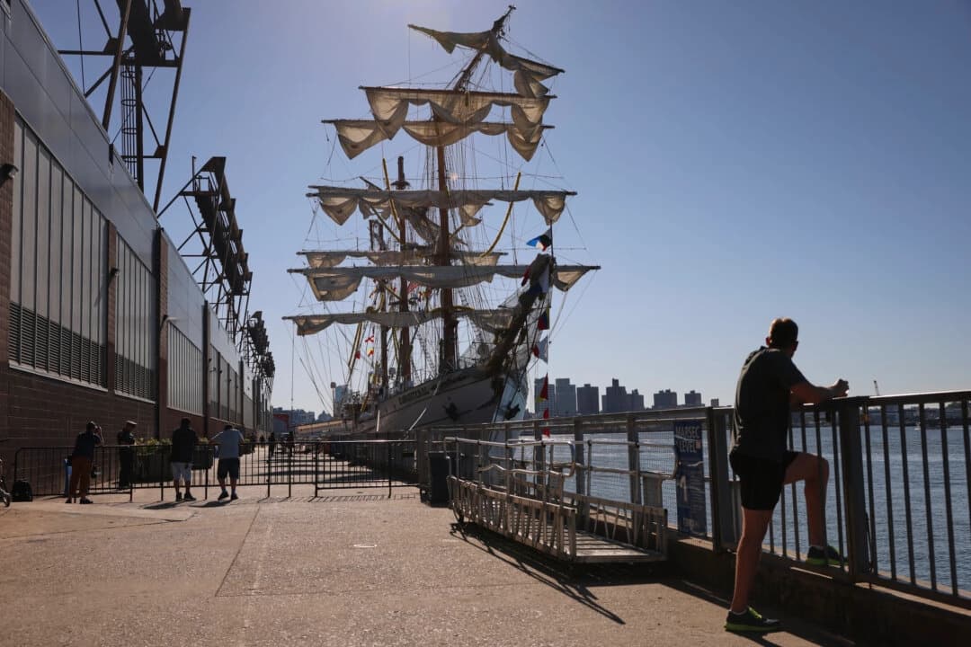 Funcionarios federales inician investigación sobre el velero mexicano que chocó contra el puente de Brooklyn