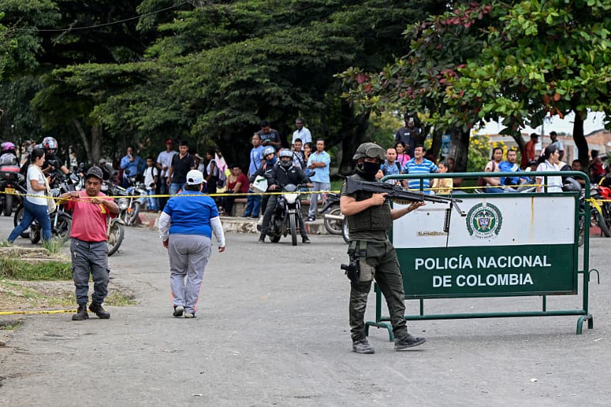 Muere policía en ataque con explosivos lanzados desde un dron en suroeste de Colombia