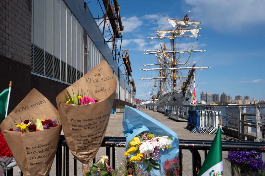 Autoridades identifican a dos cadetes que murieron tras choque de barco mexicano en el puente de Brooklyn