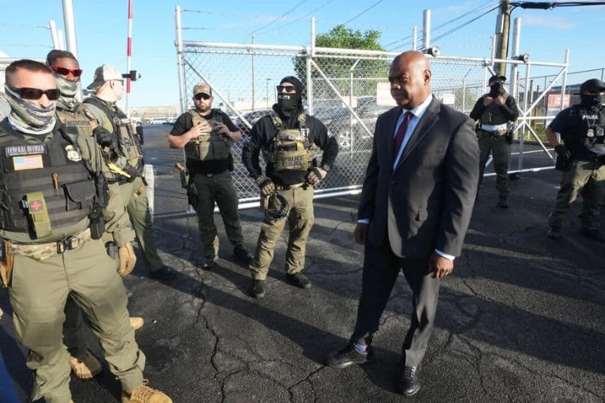 Demócratas y republicanos se enfrentan tras acusación de representante por altercado afuera del ICE