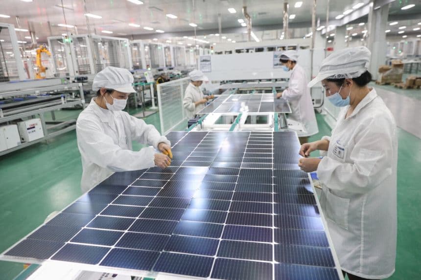 Empleados trabajan en módulos solares fotovoltaicos que se exportarán en una fábrica de Lianyungang, en la provincia oriental china de Jiangsu, el 4 de enero de 2024. (STR/AFP a través de Getty Images)