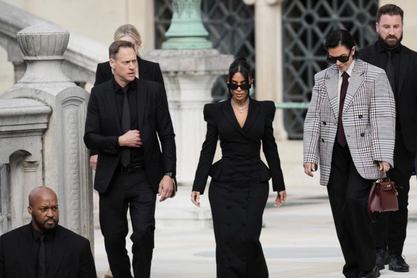 Kim Kardashian (C), acompañada por su madre Kris Jenner (2.ª por la derecha), abandona el palacio de justicia tras declarar sobre el robo de joyas por valor de varios millones de dólares en su habitación de hotel en París en 2016, en París, el 13 de mayo de 2025. (Aurelien Morissard/AP Photo).