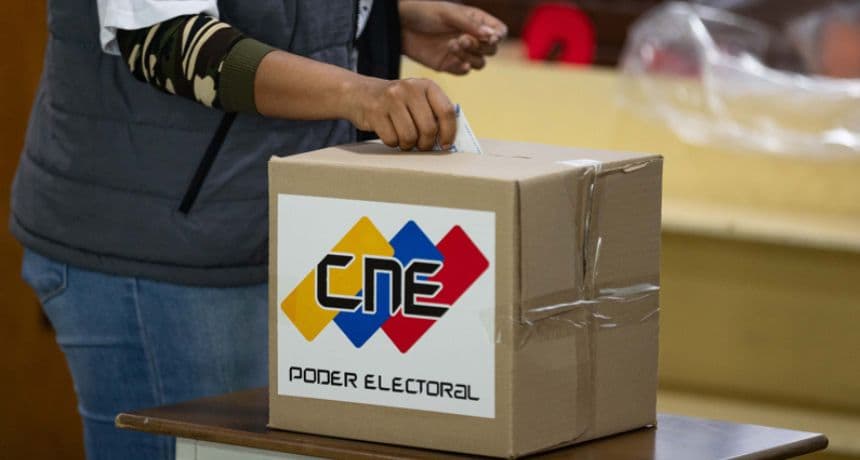 Fotografía de una persona que participa en un simulacro electoral en Caracas, Venezuela. (EFE/ Ronald Peña R)