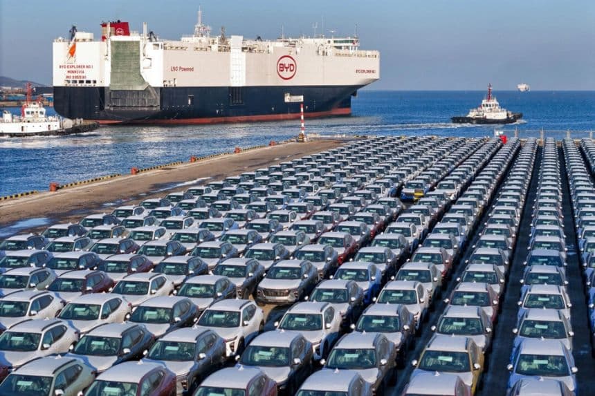 Coches eléctricos para exportación a la espera de ser cargados en el BYD Explorer NO.1, un buque de fabricación nacional destinado a la exportación de automóviles chinos, en el puerto de Yantai, en la provincia de Shandong (China), el 10 de enero de 2024. (AFP vía Getty Images)